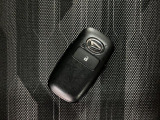 電子カードキーを携帯していれば、ドアハンドルやバックドアのリクエストスイッチを押すだけでドアの施錠・解錠が出来ます♪もちろん 遠隔操作も可能です!盗難防止のイモビライザー機能装備ですよ ☆
