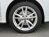 全車両に標準装備の純正アルミホイールは、純正ならではのバランスの良いデザインと、走行安定性をお楽しみ頂けます。