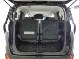 三列目シートは、折りたためますので大きなスペースが出来ちゃいます。キャンプ用品など大きな荷物もばっちり収納可能です♪