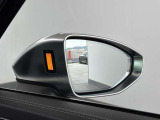 ●アウディサイドアシスト『後方の死角を並走する車両を検知しドアミラーの内側のLEDが点灯。ドライバーに注意を促し事故を未然に防ぐシステムです。』