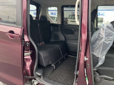 車内クリーニングと外装の磨きをしてあります。後席フロア部は段差が無いので足元の窮屈さを感じません。
