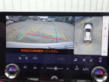 【パノラミックビューモニター】車両の前後左右に搭載したカメラから取り込んだ映像を合成し、車両を上から見たような映像をナビゲーション画面に表示。運転席から目視しにくいエリアも確認することができます。