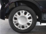 ◆純正ホイール装着車◆シンプルなデザインのホイールキャップ付きです。