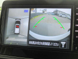自車を真上から見下ろすように映し出すので周囲の状況が分かるアラウンドビューモニター搭載。フロントカメラとしても使用できます。車庫入れなど苦手な人の頼りになる助っ人です。