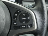 ◆アダプティブクルーズコントロール◆予め設定した車速内でクルマが自動的に加減速。前走車との適切な車間距離を維持しながら追従走行します。【LKAS】車線維持支援システムでステアリング操作を支援。