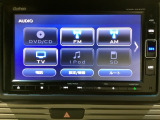 ナビゲーションはフルセグTV対応のGathers純正メモリーナビを搭載しています。Bluetoothオーディオ機能がありますので、スマートフォンなどの音楽も再生できます。