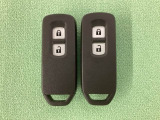 スマートキーを装備しています。鍵を差し込むことなくドアロックの開け閉めと、スタートボタン操作でのエンジンスタートができます。スペアキーも同じものを用意しております。