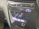 【オートエアコン】一度お好みの温度に設定すれば、車内の温度を検知し風量や温度を自動で調整。暑い&hellip;寒い&hellip;と何度もスイッチ操作をする必要はありません。快適な車内空間には必須の機能ですね♪