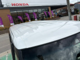 目立つキズ凹み等はありませんが、中古車という商品の特性ルーフには子キズや塗装しみがあります