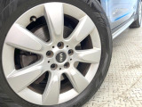●純正17インチアルミホイール:輸入車ならではの卓越した走りを支えるホイールと足回りです!日本車の走りに慣れている方にもぜひ体感して頂きたいほど、高いレベルでまとまっています!