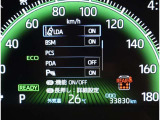 レーンディパーチャーアラートとは車線または走路からの逸脱の可能性を警告すると共に、車線または走路からの逸脱を避けるためのハンドル操作の一部を支援する機能です。詳細は販売店スタッフまでおたずねください。
