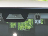 【ホンダセンシング】走行中に前方の車両等を認識し、衝突しそうな時は警報とブレーキで衝突回避と被害軽減をアシスト。より安全にドライブをお楽しみいただけます。