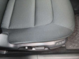 運転席の状態が出る場所ですが、ご覧の通りにキレイな状態ですよ。シートリフターの調整幅も大きいので、ポジションにお悩みの方はぜひ一度お座りになってくださいね。