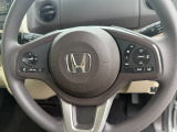 【ステアリングスイッチ】が付いており運転中に前方から目線をそらすことなくオーディオ等の操作が可能なので安心・快適にカーライフをお楽しみいただけます。