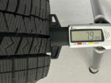 冬タイヤの残り溝は7.9mmです。スリップラインからは6.1mmとなっております。