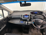 見通しの良い運転席回りとなっておりますので安心して運転をして頂けます!窓が大きいので明るく開放的な室内です
