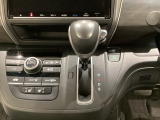 CVT車のセレクトレバーです。低速から高速まで、変速ショックのないスムーズな走りを実現するとともに、エンジン効率のよい領域を維持することで燃費にも貢献します。