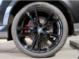BMWの純正アロイホイールは軽量かつ強度にも優れているホイールで走行性能を引き上げる設計になっております。足元にもBMWは妥協がなくこだわっている個所になります。