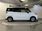 運転席側も電動スライドドアになってます。ショッピングなどでのお買い物時手がふさがっていてもドアに軽く触れるかリモコンで開閉できるので便利です!