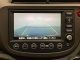 ギヤをR(バック)に入れるとナビの画面に後ろの映像が映るリアカメラ付です。後退時、コンディションが悪い視界でもカラーバックモニターがドライバーをサポートします。