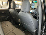 【リアシート】屋根までの高さがある車のため、大人の方でも圧迫感が少なく乗車出来ます。足元は広く取られているため、ゆったりとお乗り頂けます。