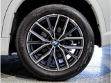 BMWの純正アロイホイールは軽量かつ強度にも優れているホイールで走行性能を引き上げる設計になっております。足元にもBMWは妥協がなくこだわっている個所になります。