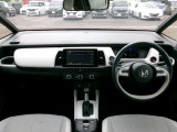大きなフロントガラスで広々とした視界の運転席まわりです。