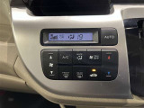 【オートエアコン】一度お好みの温度に設定すれば、車内の温度を検知し風量や温度を自動で調整してくれます。