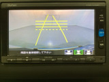 バックでの車庫入れも安心です! リアカメラが付いているバックモニター付のナビを装備しております。操作線もついており距離感も画面から確認できます。