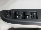 運転席のパワーウインドスイッチで全席窓の開閉・ロック操作ができます。
