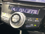 【オートエアコン】一度お好みの温度に設定すれば、車内の温度を検知し風量や温度を自動で調整。暑い&hellip;寒い&hellip;と何度もスイッチ操作をする必要はありません。快適な車内空間には必須の機能ですね♪