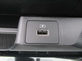 運転席そばにUSBソケットがあります♪♪ここでスマホの充電できちゃいます♪♪