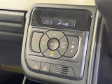 【オートエアコン】一度お好みの温度に設定すれば、車内の温度を検知し風量や温度を自動で調整。暑い&hellip;寒い&hellip;と何度もスイッチ操作をする必要はありません。快適な車内空間には必須の機能ですね♪