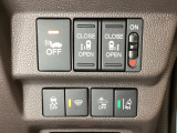 両側電動スライドドアは運転席から操作ができるよう、操作スイッチが付いています。Hondaセンシング用のVSA(ABS+TCS+横滑り抑制)解除と路外逸脱抑制機能などのスイッチがあります。
