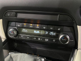 【シートヒーター&ベンチレーション】夏場は涼しい風でお尻や背中の熱やムレを防ぎ、冬はエアコンよりも早く温まってポカポカに!季節を問わず快適に過ごせます。