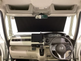 サンシェード内臓大型ルーフコンソールを装備しています。ティッシュ取り出し口がつくなど多様な収納ボックスの他に停車時に使える日差しカットのサンシェードも引き出せる便利なルーフコンソールです。
