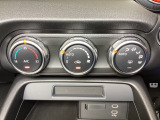 温度の設定のみで快適な風量やモードなどを自動調整してくれるフルオートエアコンを装備!