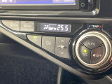 【オートエアコン】一度お好みの温度に設定すれば、車内の温度を検知し風量や温度を自動で調整。暑い&hellip;寒い&hellip;と何度もスイッチ操作をする必要はありません。快適な車内空間には必須の機能ですね♪