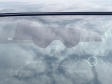 【インテリジェントエマージェンシーブレーキ】フロントカメラで前方の車両や歩行者を検知。衝突しそうな時は衝突被害軽減ブレーキが作動、衝突回避をサポート。より安全にドライブをお楽しみいただけます。