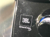 【JBLサウンドシステム】メーカーオプションの高品位サウンドシステムを搭載。専用のチューニングが施された大小様々なスピーカーから良質なサウンドが奏でられ、臨場感あふれる音響空間を演出します。