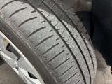 ホイールの状態やタイヤ溝の残り具合は、安全性や維持費にも関わる重要なポイントです。写真にて現状をご確認いただけますが、気になる点や詳細については、お気軽にお問い合わせください。