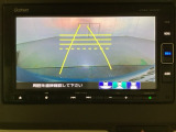バックでの車庫入れも安心です! リアカメラが付いているバックモニター付のナビを装備しております。操作線もついており距離感も画面から確認できます。
