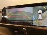 【パノラミックビューモニター】映像で、見づらい車両周辺の確認をアシスト。クルマを真上から見ているような映像を表示。 運転席から確認しにくい車両周囲の状況を把握。