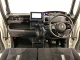 車内は光触媒抗菌消臭施工済です。インパネ周りはスタイリッシュなデザインで機能や装備も充実しています。グローブボックスやカップホルダーのほかにトレーなどたくさんの収納スペースが付いています。