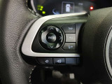 ステアリングには運転中でも簡単に操作できる各種スイッチついてます