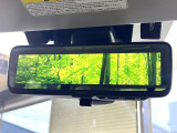 【スマートリヤビューミラー】後席の大きな荷物や同乗者で後方が確認しづらい時でも安心!カメラが撮影した車両後方の映像をルームミラー内に表示。クリアな視界で状況の確認が可能です!