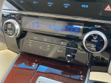 【左右独立型フルオートエアコン】運転席と助手席でそれぞれお好みの温度に設定可能。同乗者にも配慮した、最適な空調をお届け致します。