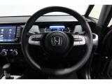 運転中もハンドルでの操作が可能です。特に高速道路等の目が離せない運転時には、便利さだけでなく、安全性も兼ね備えております。