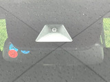 【ホンダセンシング】走行中に前方の車両等を認識し、衝突しそうな時は警報とブレーキで衝突回避と被害軽減をアシスト。より安全にドライブをお楽しみいただけます。