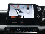 サイドクリアランスビュー表示中に、旋回時の運転操作に合わせて自動で車両を斜め後方から見たような映像を表示。